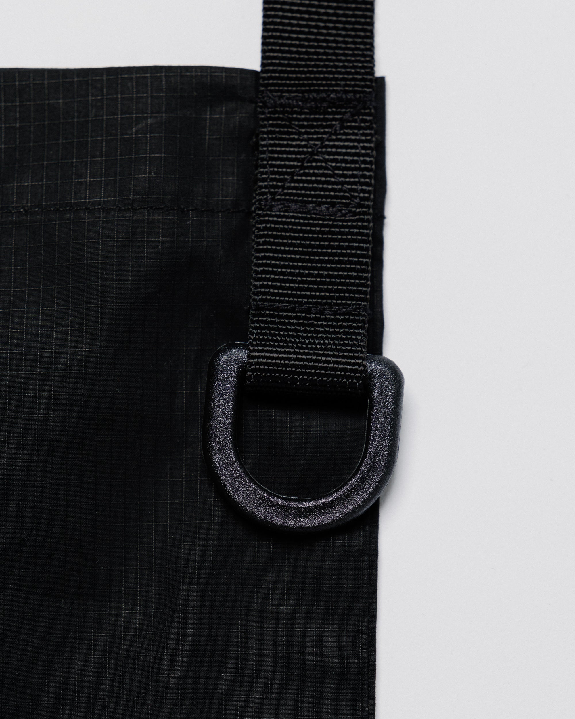 Outnback Musette in black, D-ring hardware detail