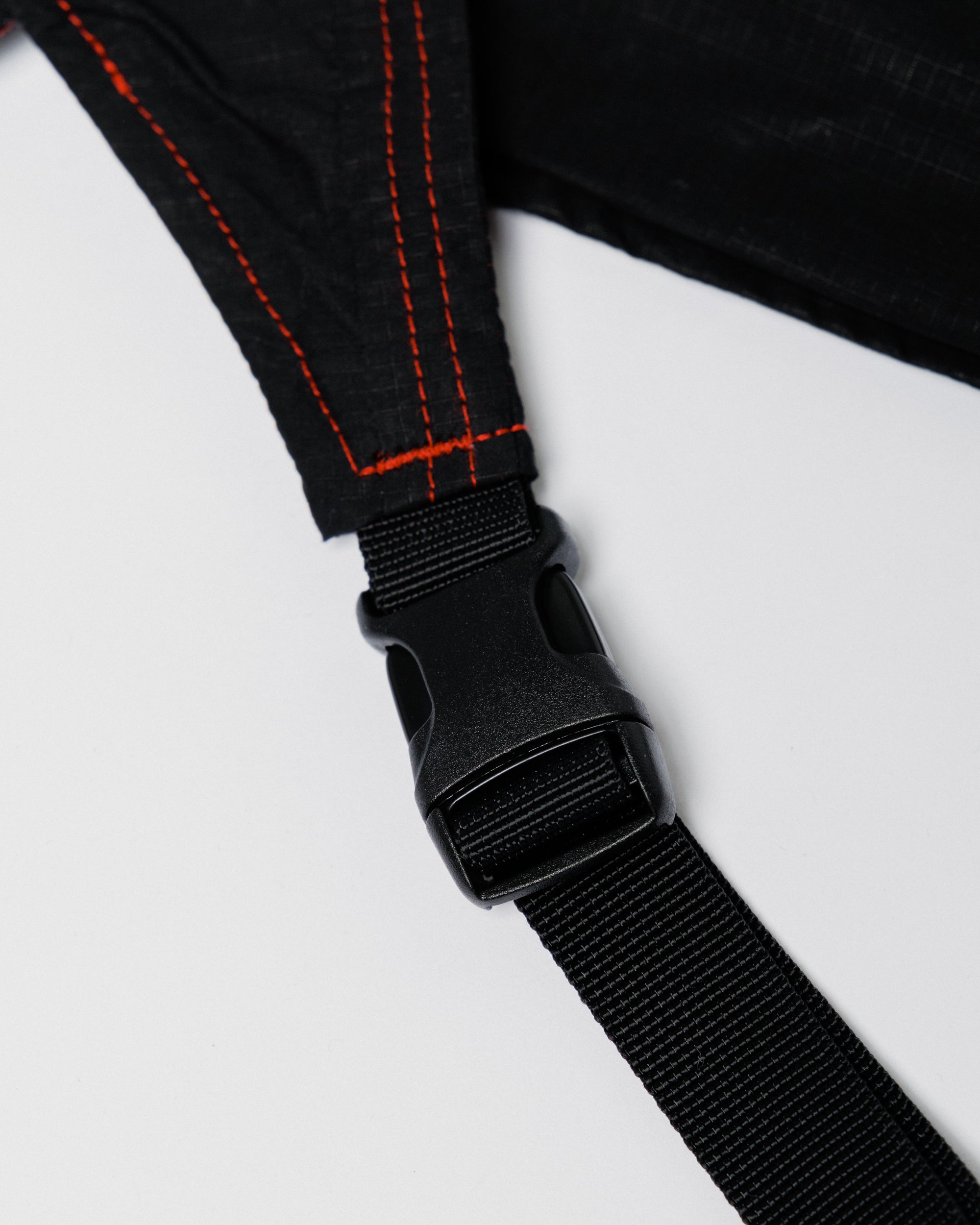 Outnback Running Strap in black, side-release buckle detail