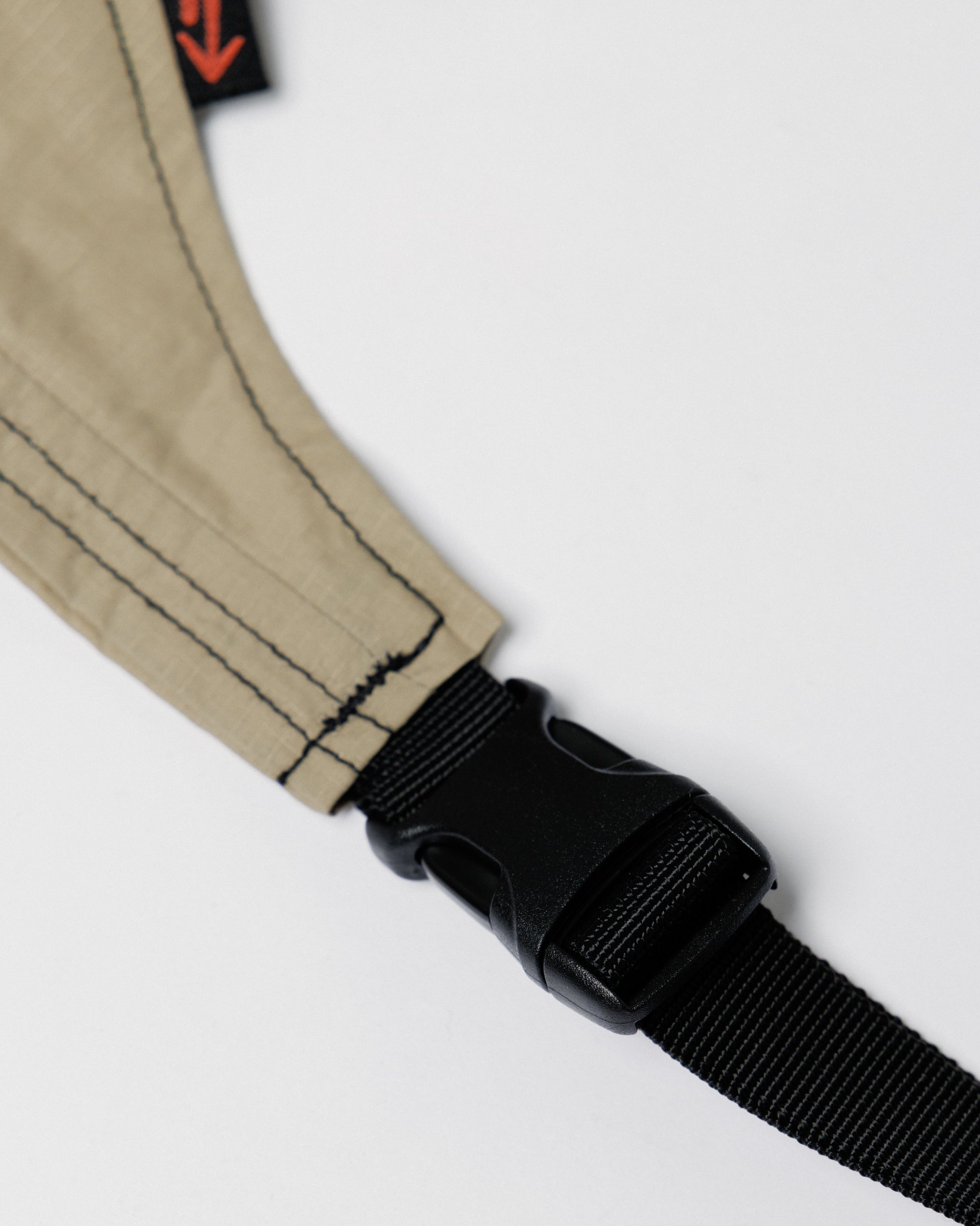 Outnback Running Strap in stone, close-up of the adjustable buckle clip