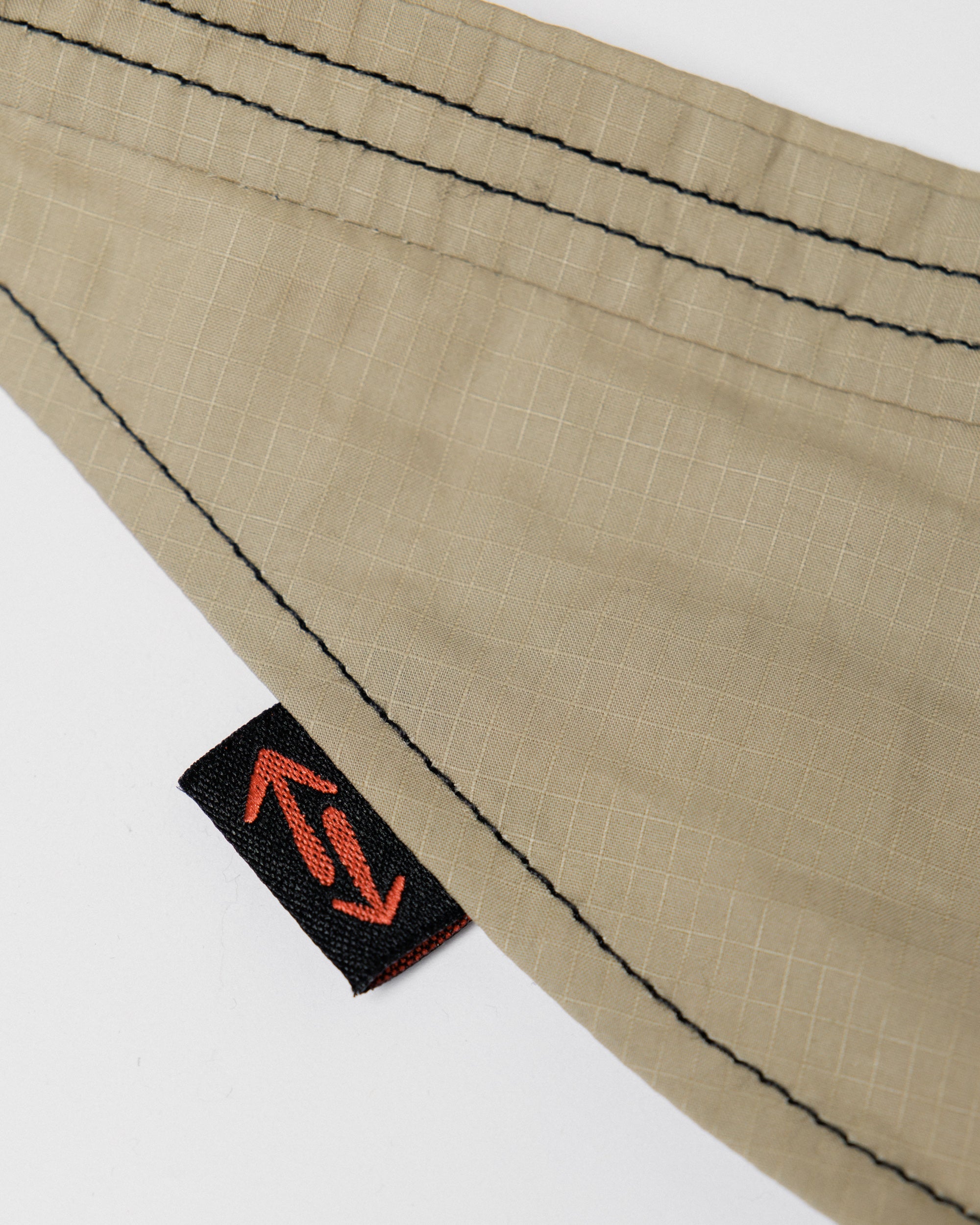 Outnback Running Strap in stone, close-up of the ripstop fabric texture